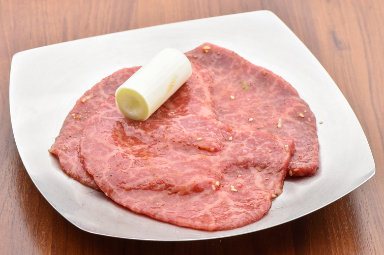 焼肉千里 美しい霜降りの上ロースは和牛五等級の内ももを極薄にカット